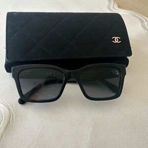 CHANEL Polarized Sunglasses with Case